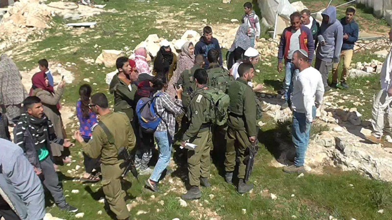 israeli-forces-stand-between-settlers-and-palestiians28872746_1636491106436831_2038616869975359488_n.jpg